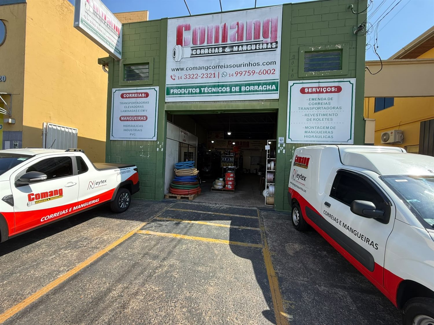 Fachada da Comang em Ourinhos/SP, com os veículos da frota estacionados em frente
