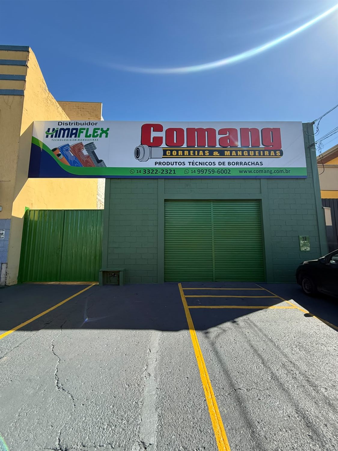 Lateral da loja Comang com o painel de distribuidor autorizado Himaflex